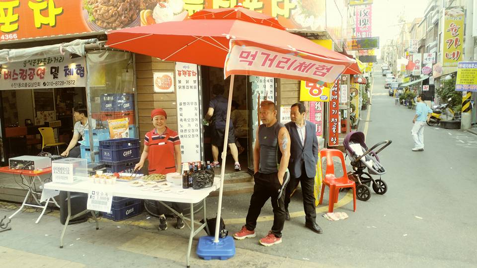 수진동 음식문화특화거리 축제 진행하고 있습니다 5시 30분부터 시작하여 바람도 선선하게 불고 음식체험과 더불어 페이스페인팅 체험 진행하니 가족들과 방문하시면 좋을거 같습니다 ~^^