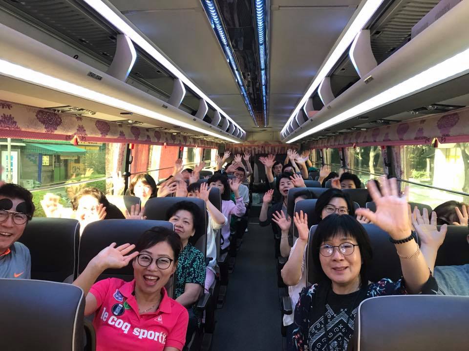 2017년 6월 18일 코끼리시장 맞춤형교육 현장탐방 출발 현장입니다~코끼리처럼 거대하고 힘있게 시장활성화를 위해 움직이는 코끼리시장 상인분들!!오늘은 선진시장을 벤치마킹하러 현장탐방을 가시는데요~ 가셔서 많이 보고 느끼고 즐기고 오셨으면 좋겟습니다!