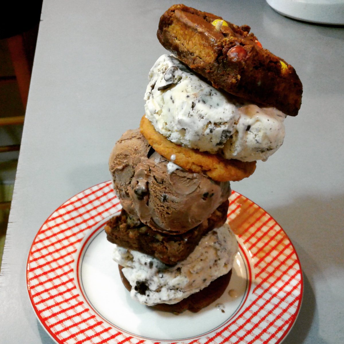 AJLester11's tweet photo. 7LAYERS OF LOVE😍A TOWER OF FUDGY YUMnFUN🤗 #Fudgy #Gooey #Brownies #SupaSoft #PB #DblChoc #Cookies #OREO #PBPie #TripChoc #IC #GinormousFood https://t.co/h8e9eBIlxc
