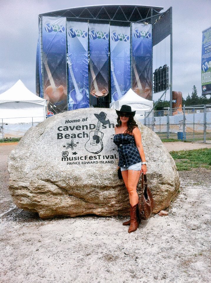 Darmsy14's tweet photo. The classic Cavendish #cbmf2017 #MyMAXConcert @AL_Lottery @CavendishFest #2012throwback https://t.co/FfNEcz4f0X