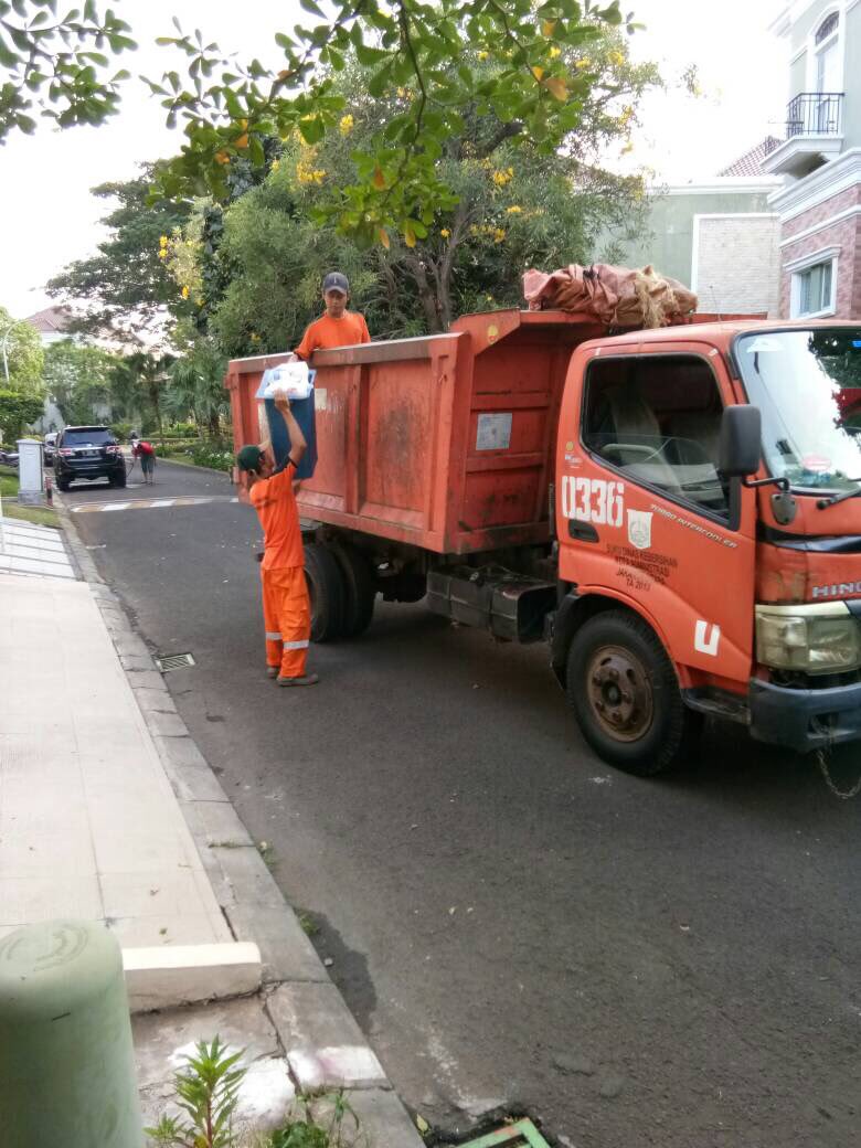 Giat angkut sampah RW 24 Pegangsaan Dua #PasukanOrangeDLH #BebasSampah2020 #JakartaBebasSampah #KelapaGading