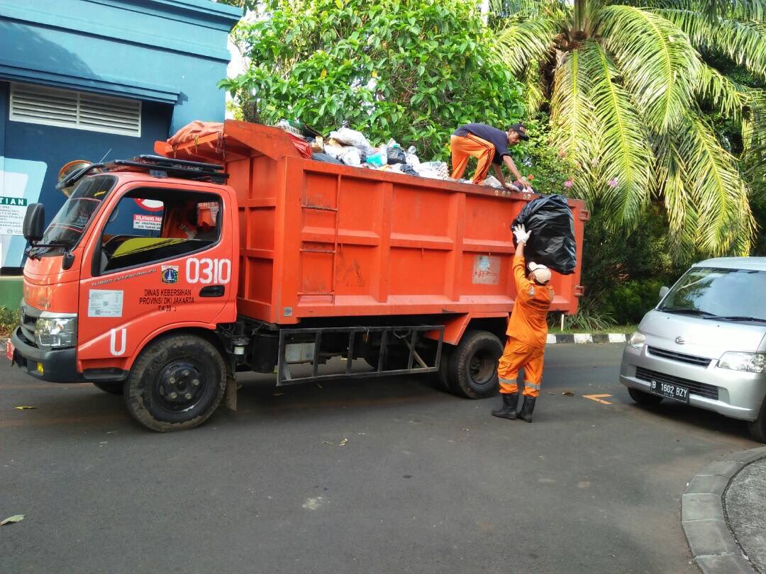 Giat angkut sampah RW 25 Pegangsaan Dua #PasukanOrangeDLH #BebasSampah2020 #JakartaBebasSampah #KelapaGading
