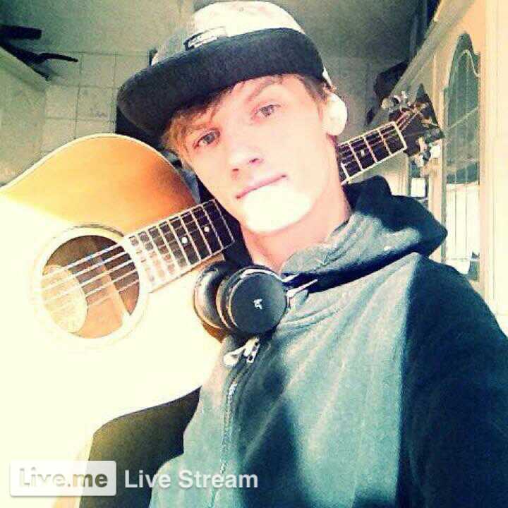 _exclusivelyBTK's tweet image. ✨😄 In #liveme,ain't nothing like a weekend with no obligations $INISTERC🎸:#Guitar #FeatureMe  liveme.com/media/play/?vi…