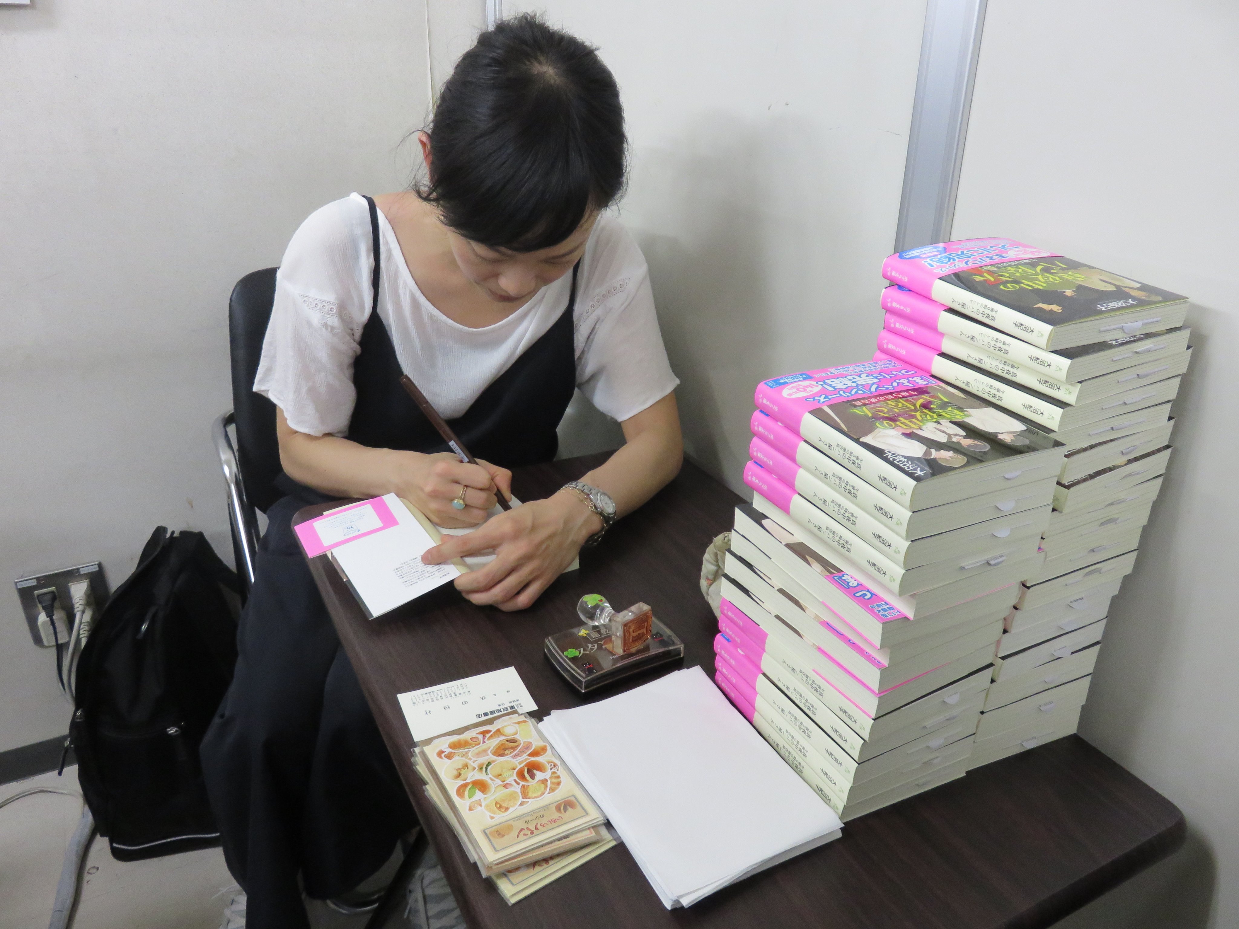 旭屋書店 池袋店 文庫 著者の大沼紀子先生にご来店いただきまして ポプラ文庫最新刊 真夜中のパン屋さん 午前5時の朝告鳥 のサイン本を作っていただきました また少数ですが まよパンシリーズ 既刊全点のサイン本もございます 文庫新刊台にて展開