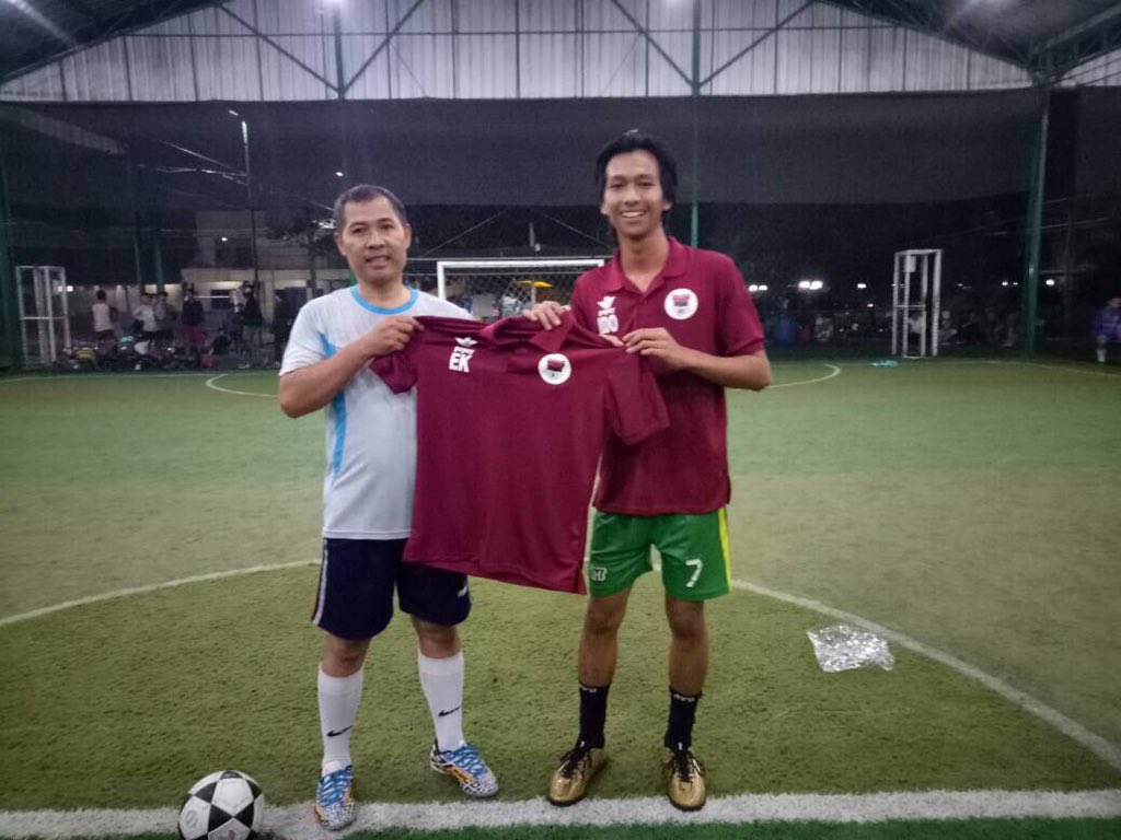 ANFF_3's tweet photo. Dan ini adlh moment dmn pemain idola @idoprido2 menyerahkan kaos polo @ANFF_3 kpd Pa Engkus selaku penasihat tim 👌🏻 https://t.co/P1NFLl7QjF