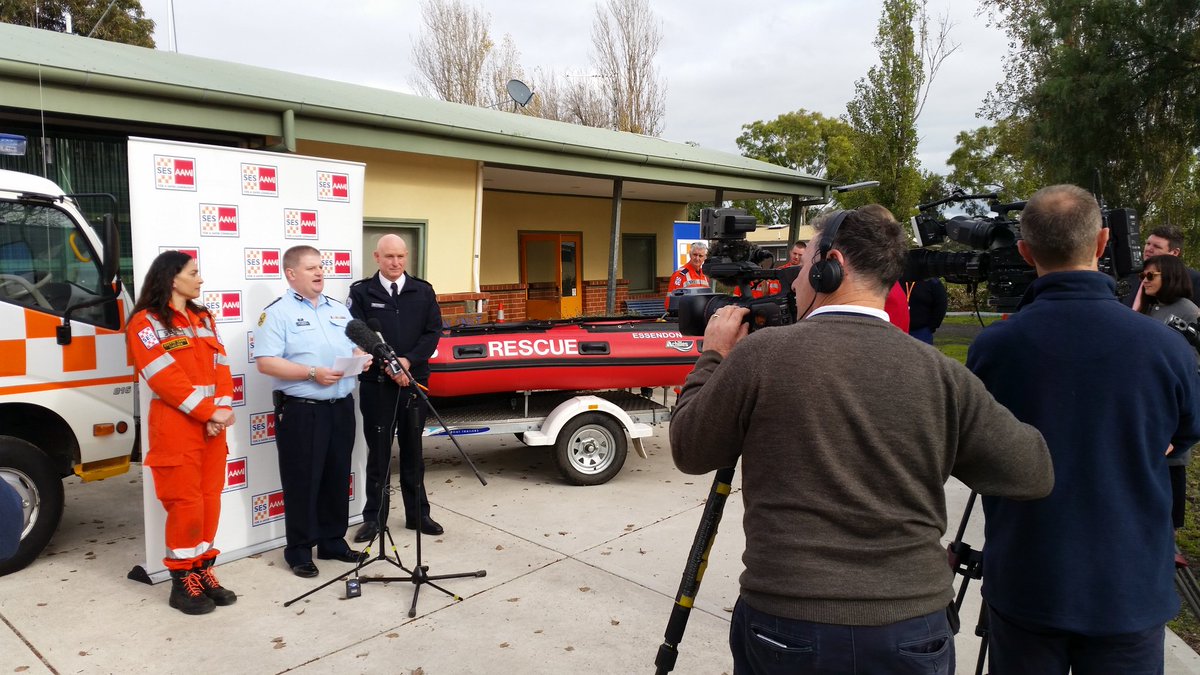 BridieLee's tweet photo. @craig_lapsley @wiebusch_tim @vicsesnews warn drivers it only takes #15tofloat - Never drive on floaded roads https://t.co/2NTDcKdkE8