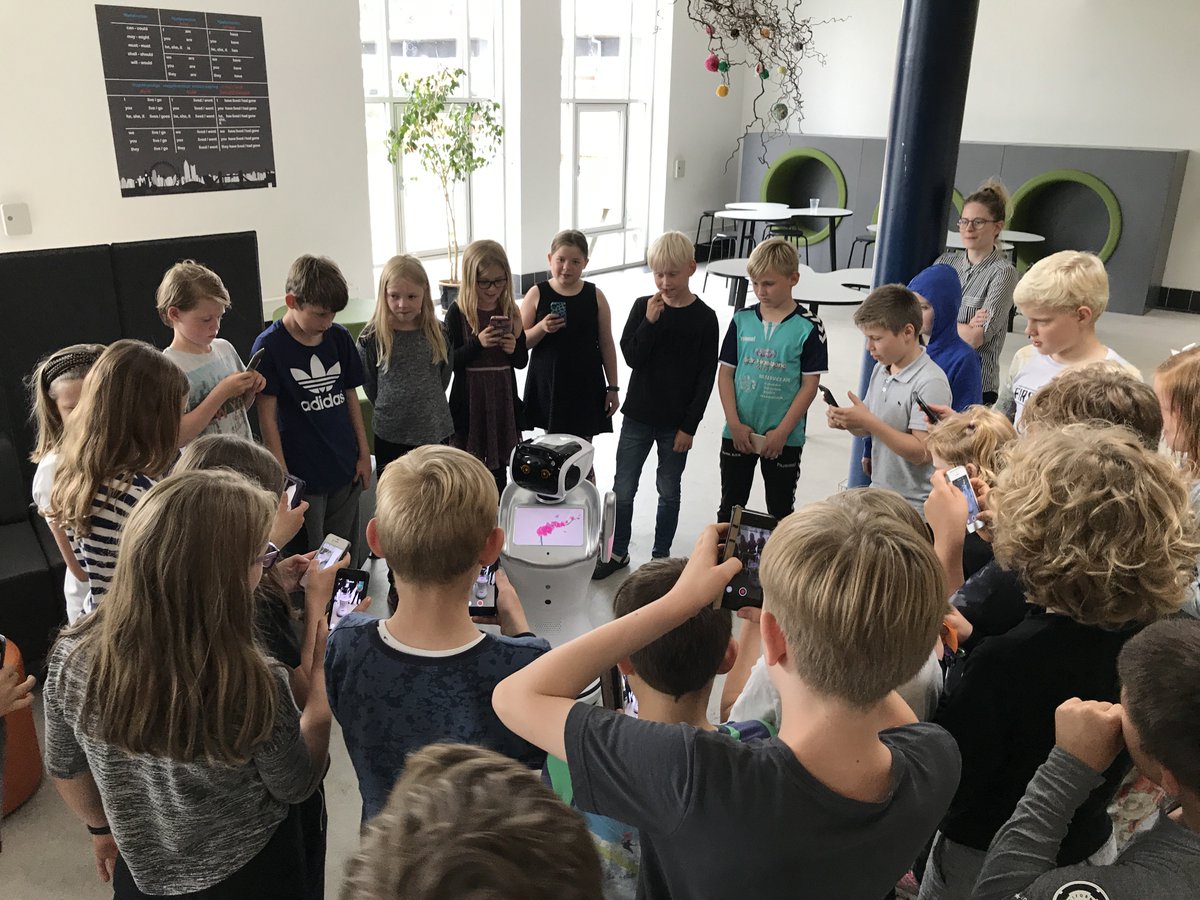 Sanbot_Robot's tweet photo. Met the lovely #children at #Denmark!😀 https://t.co/J2DqmFSlRI