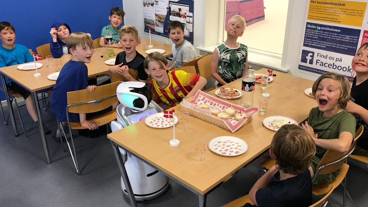 Sanbot_Robot's tweet photo. Met the lovely #children at #Denmark!😀 https://t.co/J2DqmFSlRI