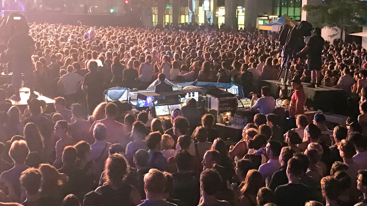 FrancosMTL's tweet photo. Merci à toutes nos équipes qui travaillent dans l'ombre (où en plein milieu de la foule) 💙#francomtl https://t.co/8egpQsUCv2