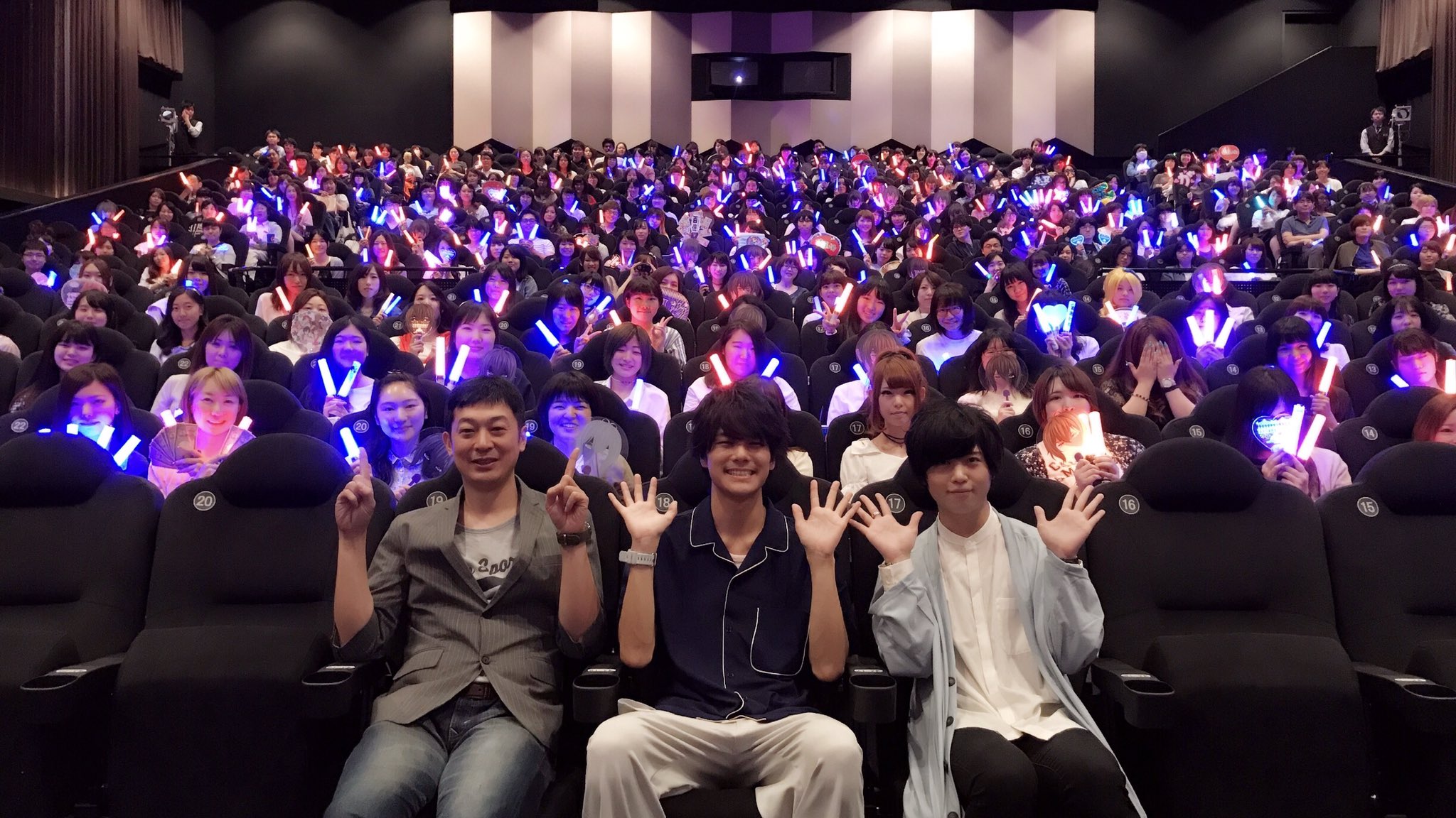 King Of Prism キンプリ 公式 初めての舞台挨拶in京都 空き時間に監督は東本願寺でヒット祈願をされたそうです またみなさんにお会いできますように 写真だとわかりづらいですが 斉藤さんも気になっていた八代さんのシャツは大阪の日と色違いです