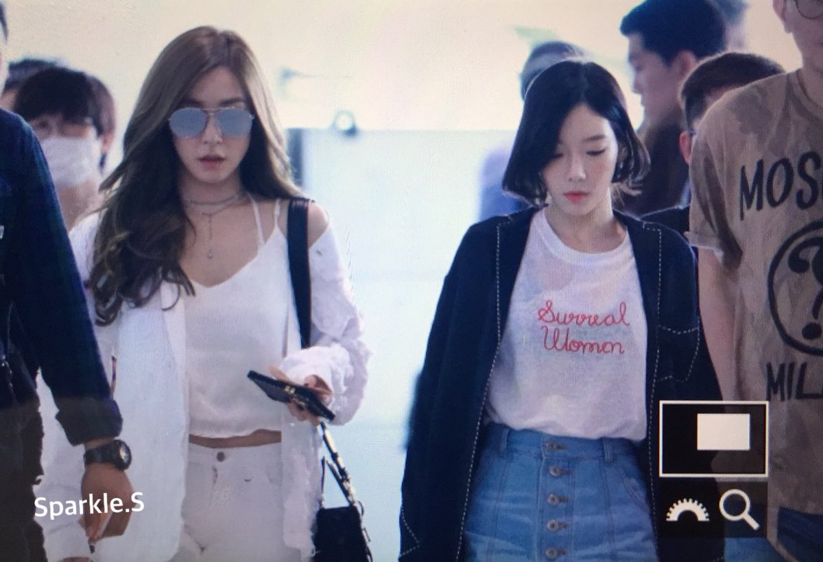 [PIC][19-06-2017]TaeYeon - Tiffany - HyoYeon và YoonA khởi hành đi Jeju để tham dự "SMTOWN FRIENDS WORKSHOP IN JEJU 2017" vào sáng nay DCqD5mjVYAAOolT
