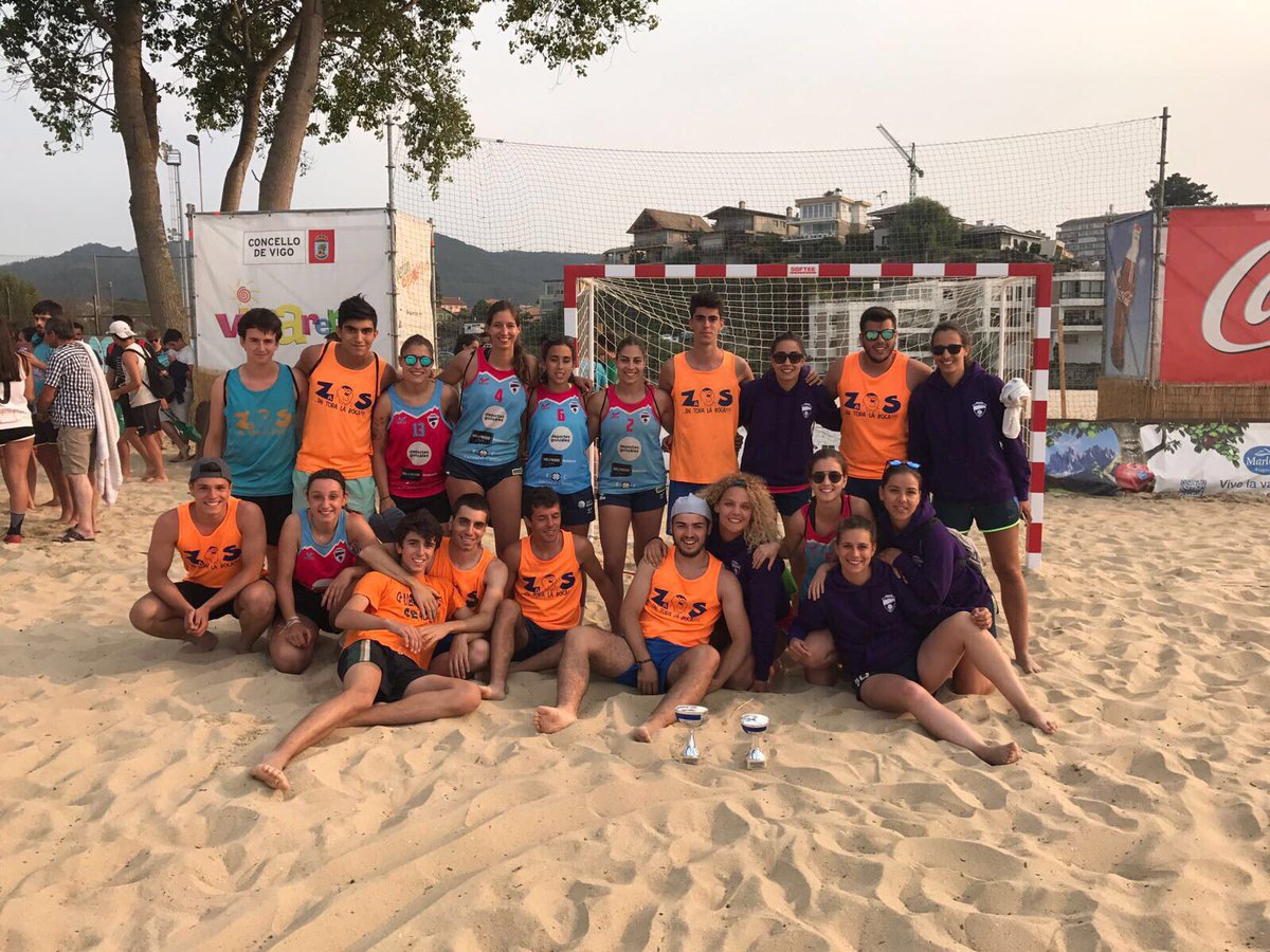 BmpZas's tweet photo. Foto de familia con @BmPElBunga para dar por finalizado el XX Torneo de Vigo de balonmano playa. https://t.co/mEr12d9g9t
