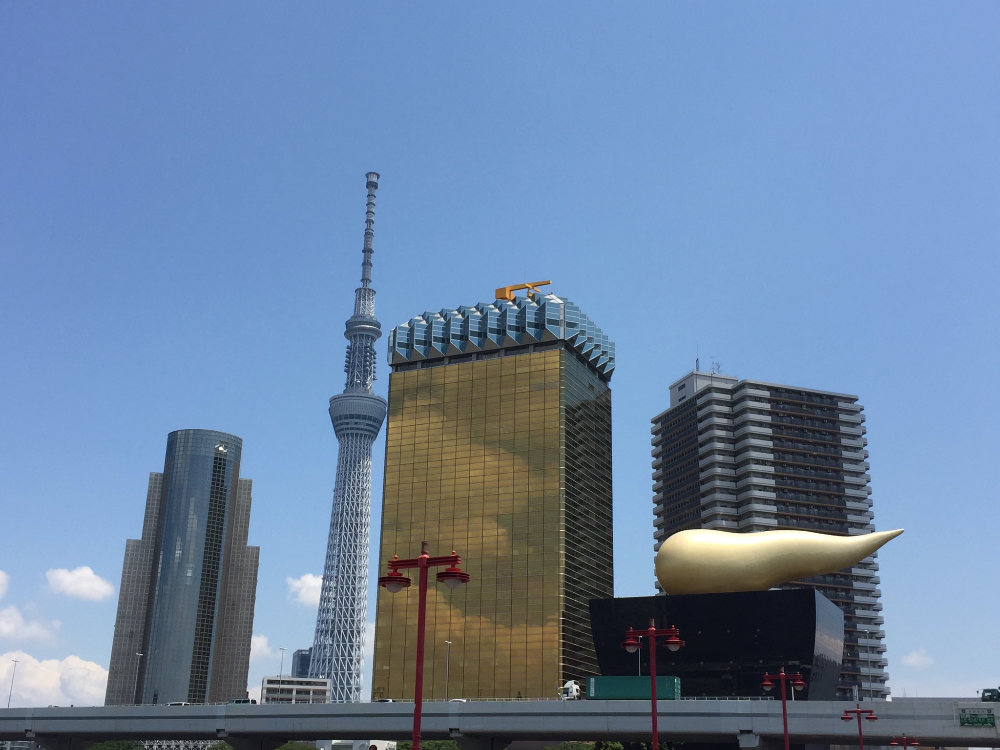 浅草九劇 御茶ラボ 浅草といえば こちらですよね アサヒビール本社の横の金色のオブジェは フラムドールと呼ばれています 燃え盛る炎を形象しています 下の黒い建物は 聖火台をイメージしたものだそうですよ 浅草九劇 浅草 ひさご通り 浅草九劇 御茶ラボ 浅草といえば こちらですよね アサヒビール本社の横の金色のオブジェは フラムドールと呼ばれています 燃え盛る炎を形象しています 下の黒い建物は 聖火台をイメージしたものだそうですよ 浅草九劇 浅草 ひさご通り