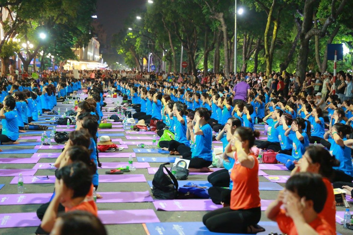 cghcm's tweet photo. Along the beautiful Hoan Kiem lake,over 4000 yoga enthusiasts participated at the 3rd IDY event held in Hanoi on June 17th @IndianDiplomacy https://t.co/8gckxi99u8