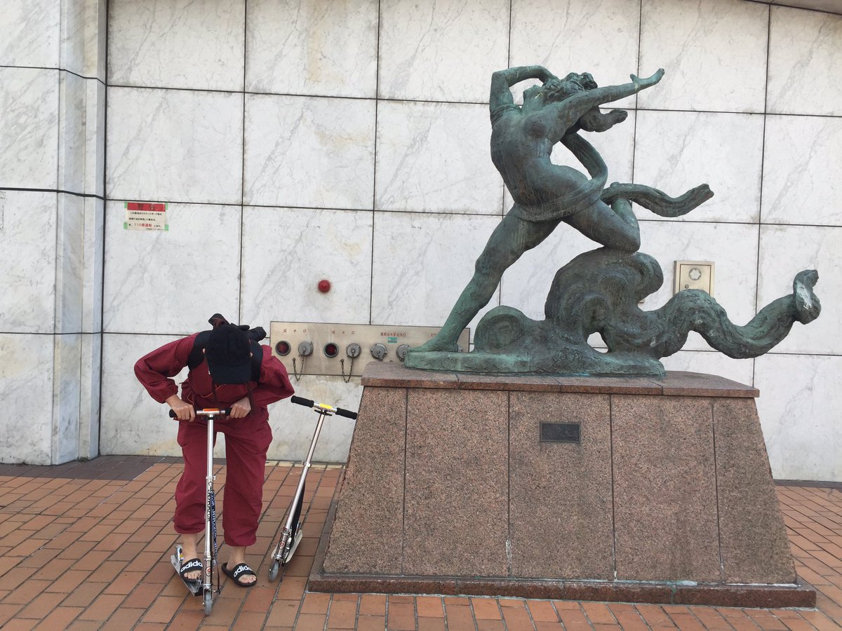 鎌田紘子 一つの生命体 町田駅の109の目の前にあるこの銅像の前にいます Cd買ってください マラヤお遍路参り