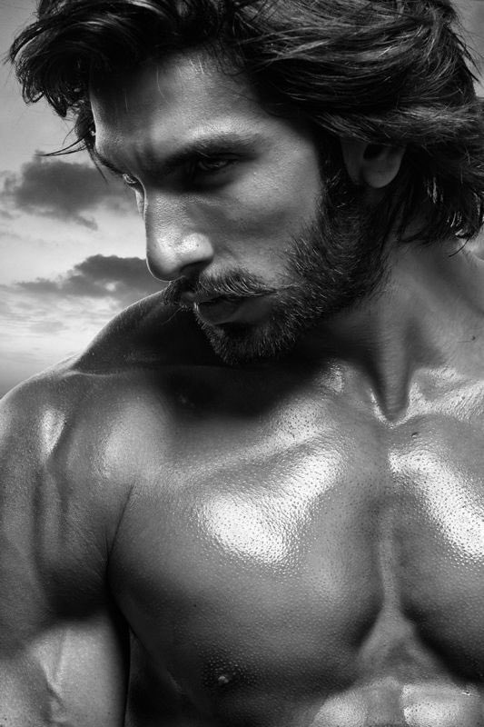 Filmipop's tweet photo. "Grind don't stop" - @RanveerOfficial shares a perfect #mondaymotivation mantra.๐ช https://t.co/orH8s6Cl8d