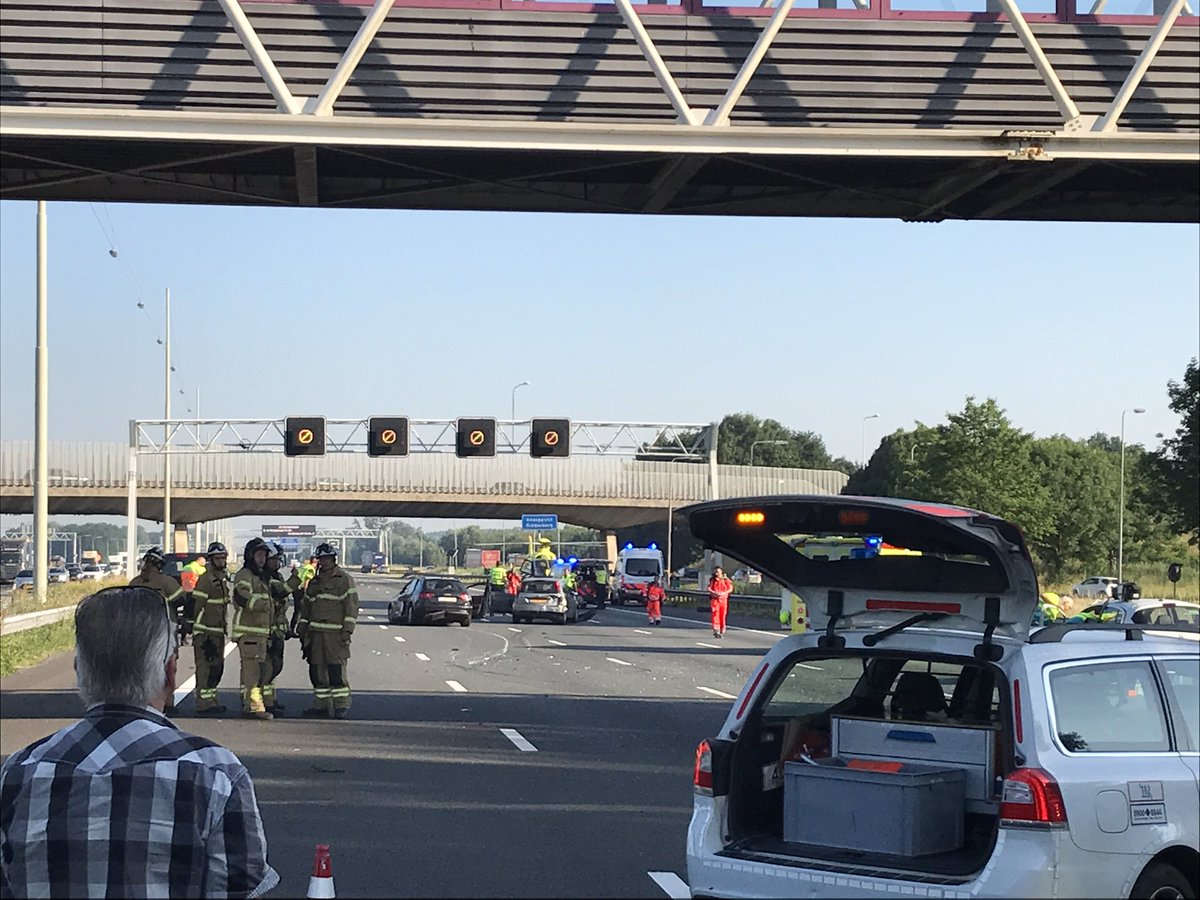 Tveekeren's tweet photo. Ongeluk op A16 met traumahelikopter op snelweg https://t.co/gA8SBVWcWI
