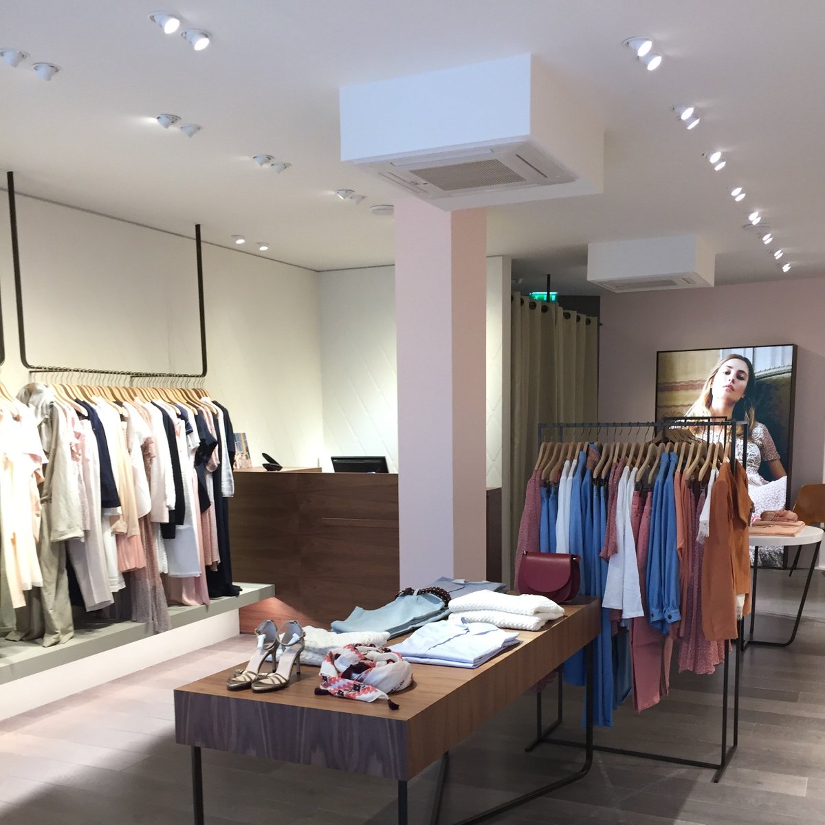 Mise en lumière de la boutique <a href="/PABLO/">Pablo A. David</a> à Caen avec des #GYROSPOT Cylindre vissé soka-store.com/wp-content/upl…