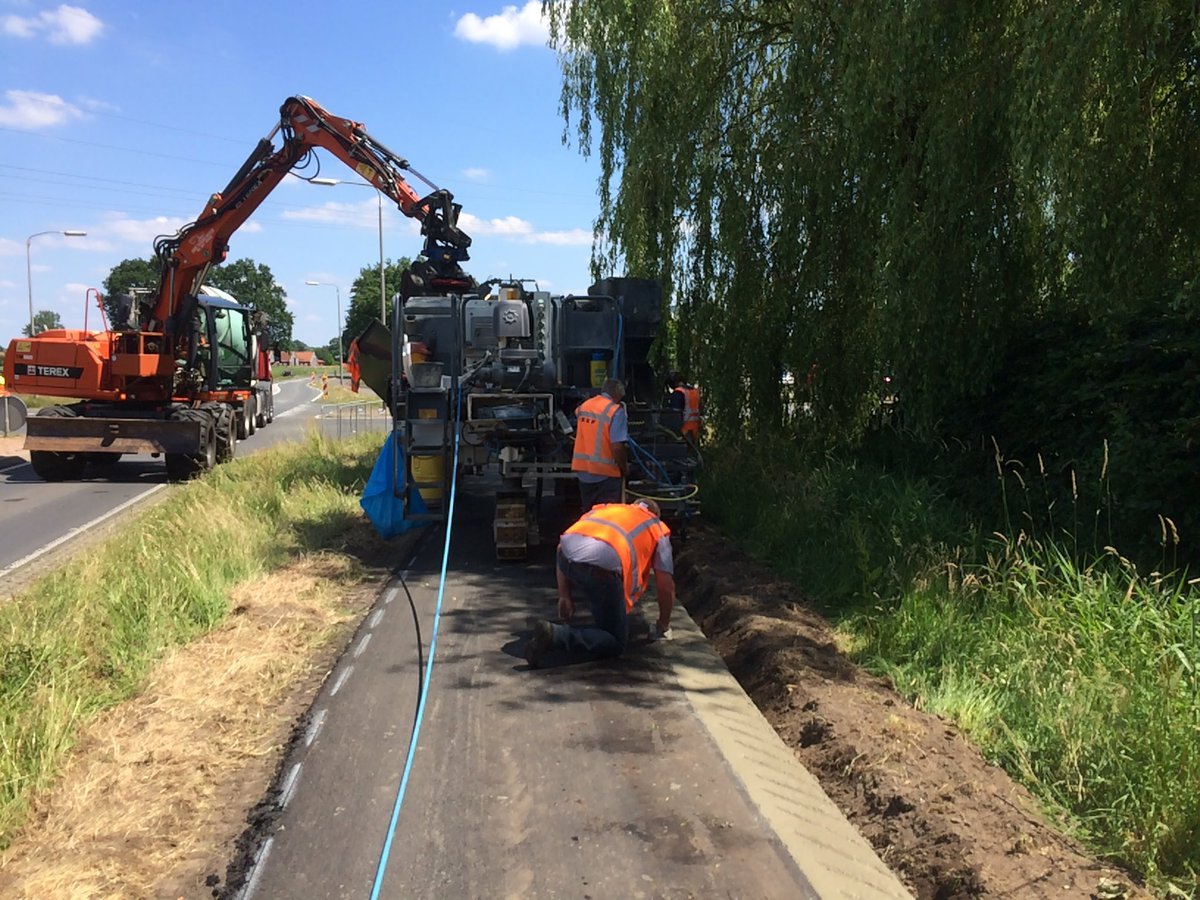 NijhuisOude's tweet photo. Rondje werk @ReefInfra  Asfalt in Zwartsluis. Taludbestrating in Roswinkel. Beton in Hengelo. Saai werk absoluut niet. #alledagenwatanders https://t.co/y5jzdkGJLG
