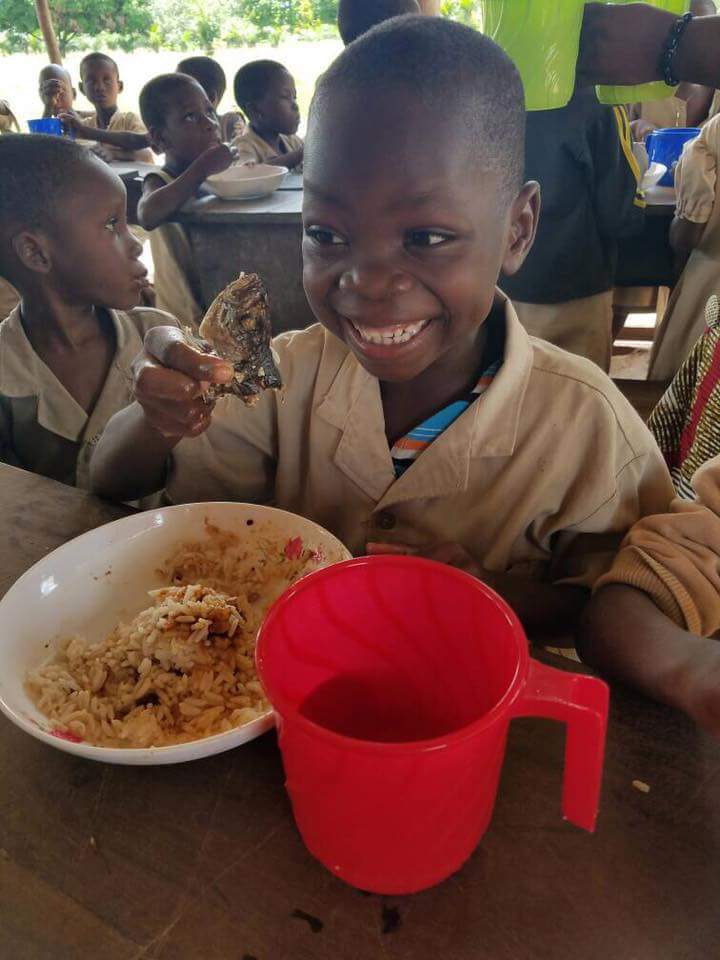 Time4lifeit's tweet photo. C'è da preparare il pranzo per tutti... 😊 #Time4Benin https://t.co/CVrxYCVsQu