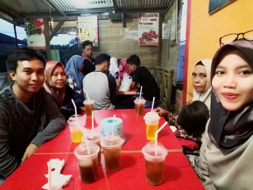 krya91's tweet photo. Bukber w/ fams 🍴 https://t.co/eOnLN7yrOl