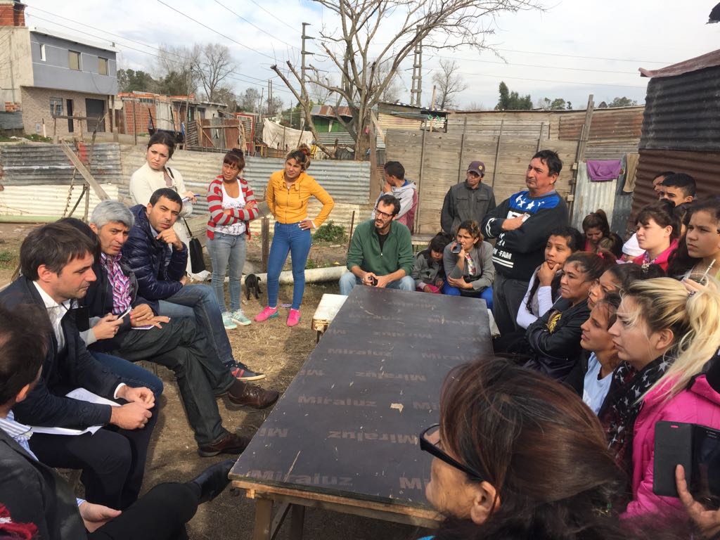 defensoriaPBA's tweet photo. Participamos de una mesa de gestión con vecinos de 92 y 116 de #VillaElvira para evaluar una futura relocalización ante inminente desalojo https://t.co/2tehzSqp4f