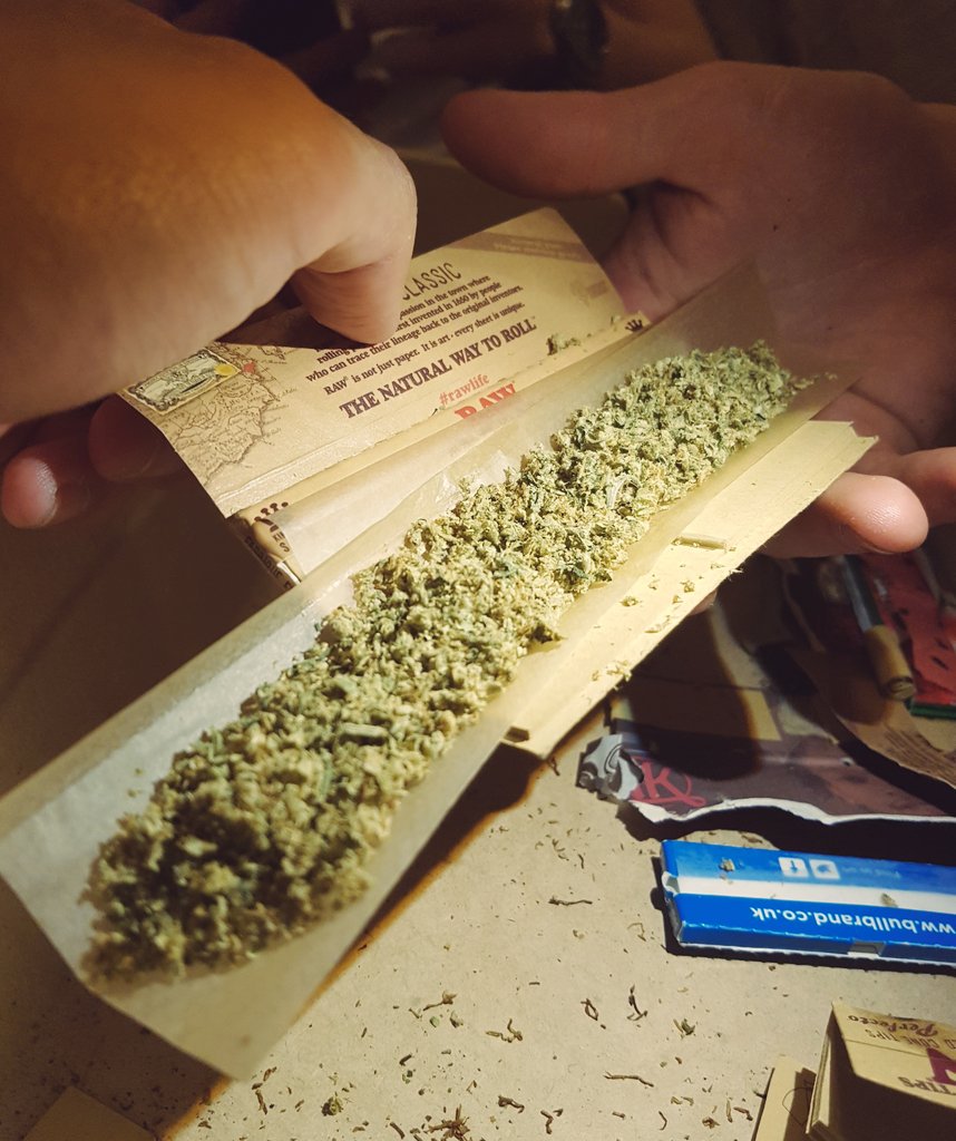 W33DWAY's tweet photo. Sweet 5grams ak47 blunt 🔥🔥 https://t.co/bZwf5gYREz
