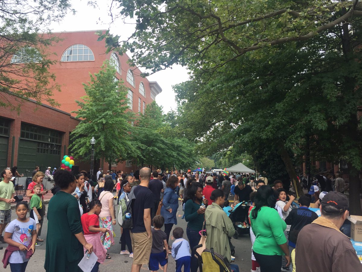 D4CommunityServ's tweet photo. What an #incredible weekend in the #City! @cmcbdotorg @CityOfBoston @bostonpolice #FetedelaMusique #BlockParty #D4CommunityService #Music ๐น๐ฅ https://t.co/QFYTz0egQq
