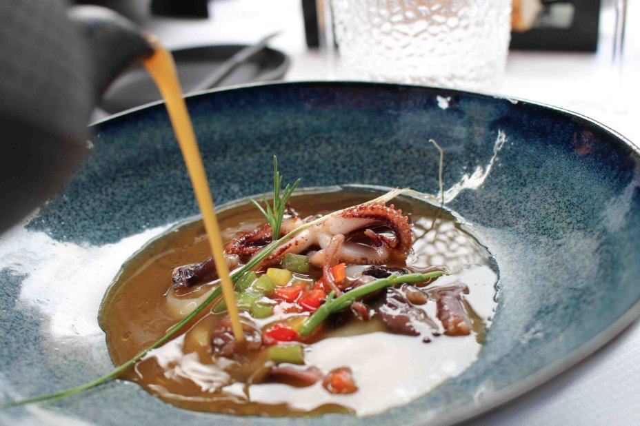 horeca's tweet photo. De gerechten van Michel van der Kroft en Rui Silvestre bij Portugese lunch @hetnonnetje -> https://t.co/iDEVdF2yZ6 #chefsfriends #blog https://t.co/Y1AdoWRH22
