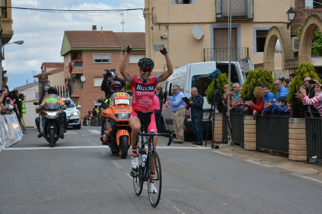 BizkaiaDurango's tweet photo. Un año de diferencia entre estas dos fotos de @mavi_at ganando en la #CdELaRioja. Espectacular 🤘💪 https://t.co/uxpv5rNgs3