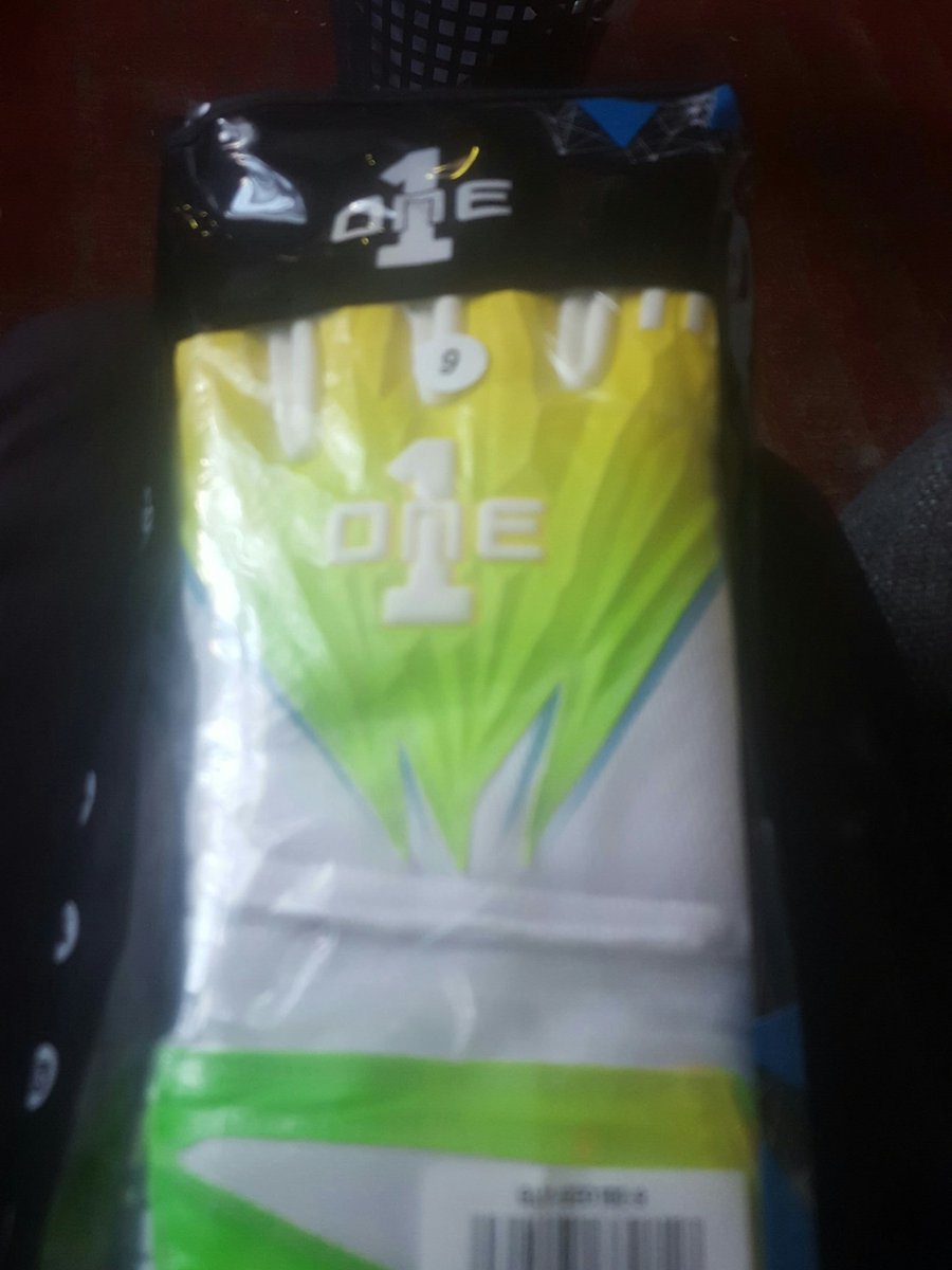 stephenhawes's tweet photo. Can't wait to use my new gloves #TRAINPLAYWEARONE https://t.co/oOhjkXzDUM