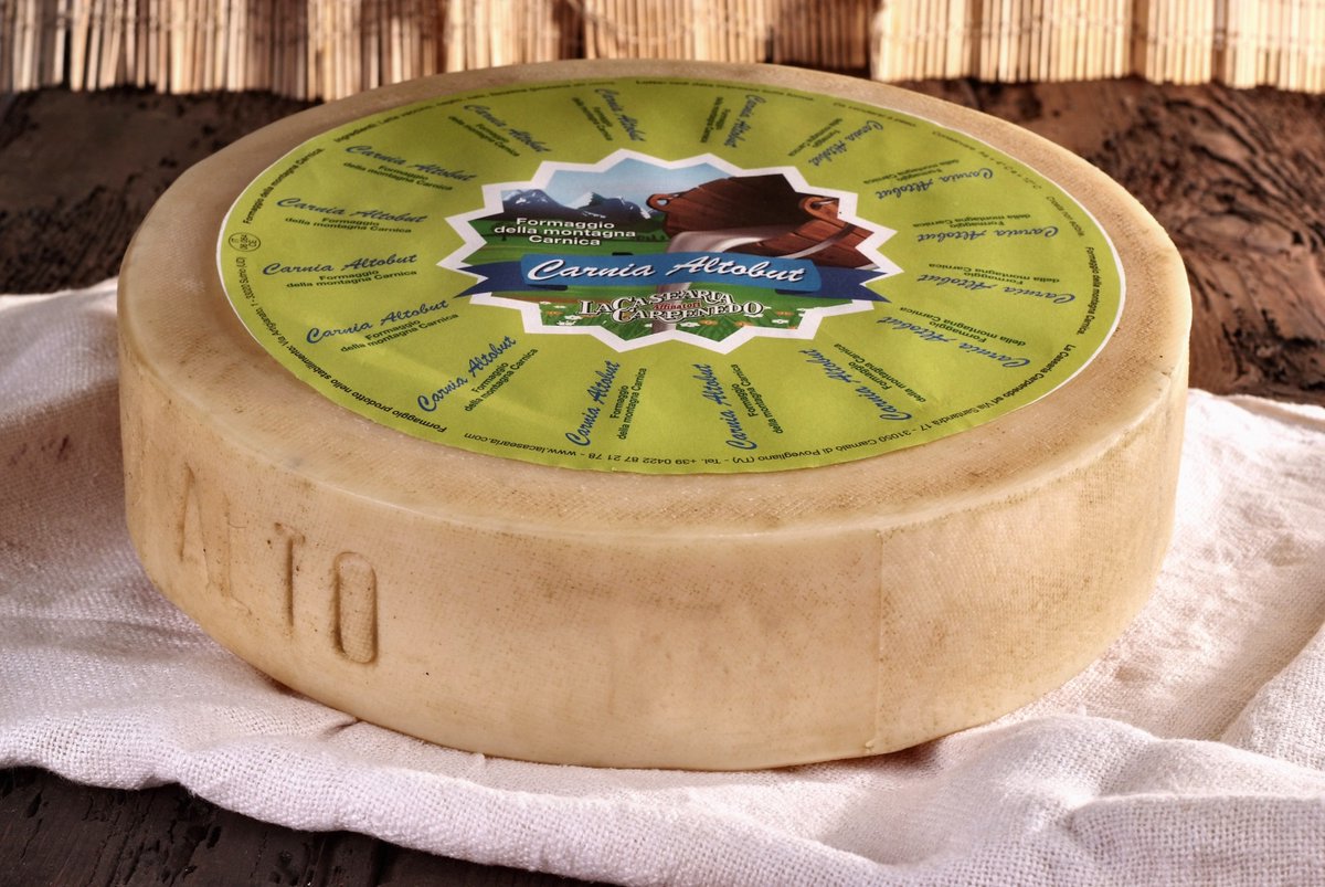 carpenedocheese's tweet photo. Antonio Carpenedo e una delle sue storiche selezioni il formaggio #altobut  un  grande #formaggiodimontagna #unconventionalcheese https://t.co/QdNqHZtfEJ