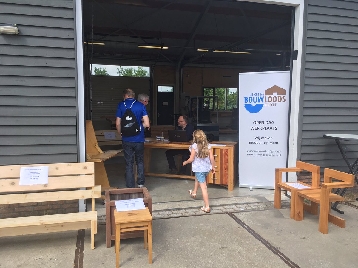 Open Dag Werkplaats <a href="/Bouwloods/">Stichting Bouwloods</a> tijdens het zomerfeest van <a href="/MaximusBier/">Maximus Brouwerij</a> een succes! Weer mensen blij gemaakt met handgemaakte meubels!