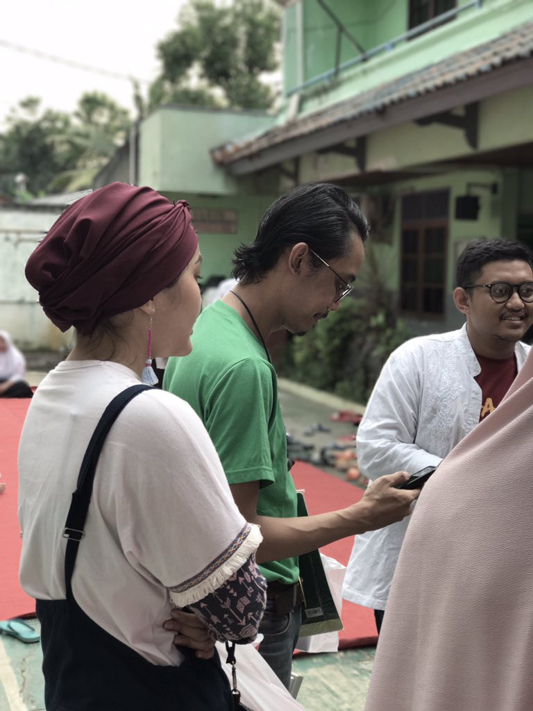 <a href="/gen_indonesia/">Gen Emas Nusantara</a> <a href="/boylagilagi/">Jeffrey A. Hirsch</a> Bareng PEPA (People and Paper) dan para relawan #bersimPATI, kita di sini mau ngajarin adik-adik cara melipat dan membuat buku