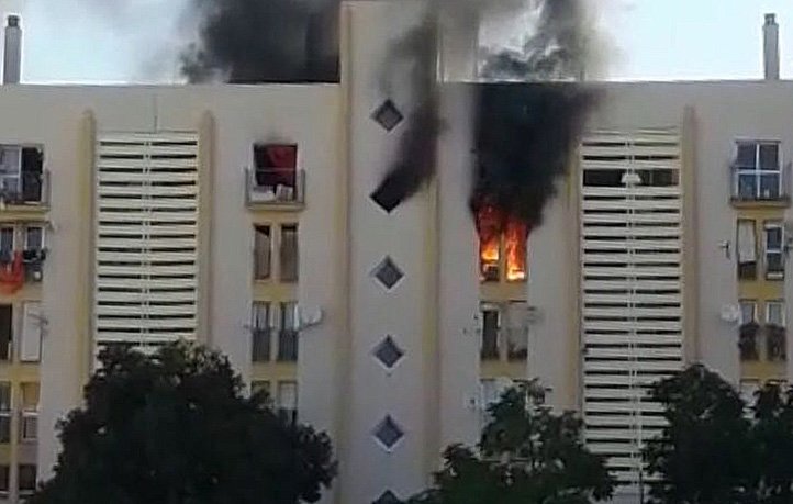 SUCESO: Llamativo incendio el que se ha producido esta mañana en Las Albarizas ow.ly/RUEP30cHuQk