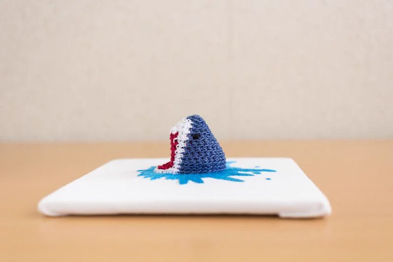 可愛過ぎる！編み物と刺繍の融合により可愛過ぎるサメが出現！