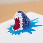 可愛過ぎる!編み物と刺繍の融合により可愛過ぎるサメが出現!