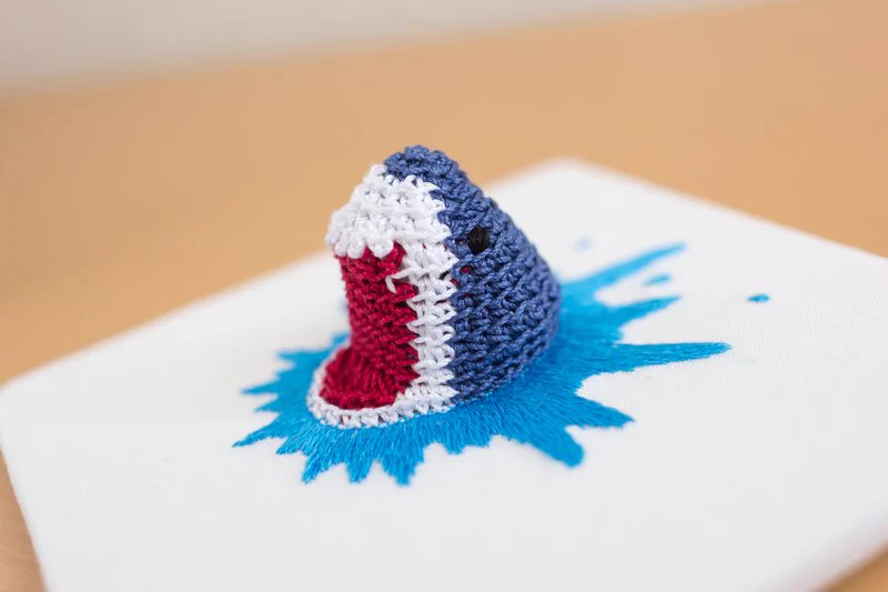 可愛過ぎる！編み物と刺繍の融合により可愛過ぎるサメが出現！