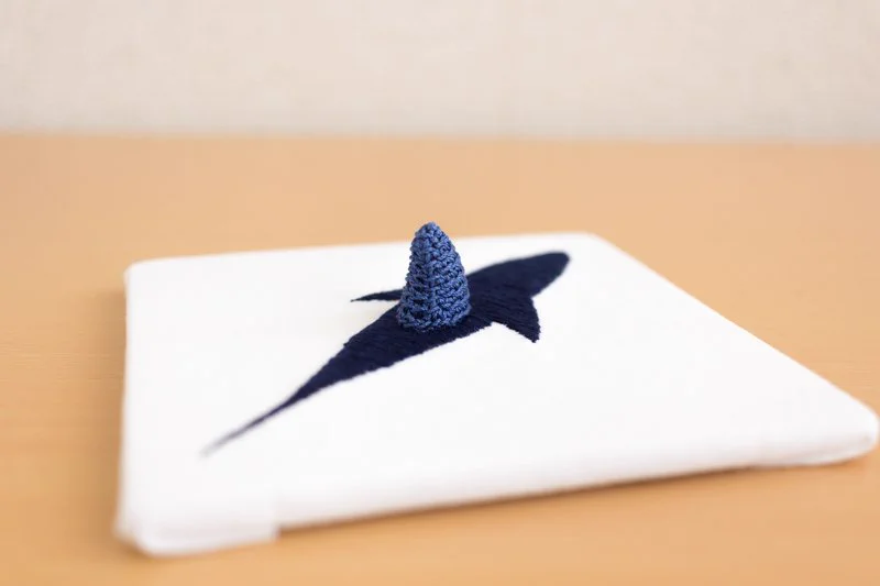 可愛過ぎる！編み物と刺繍の融合により可愛過ぎるサメが出現！
