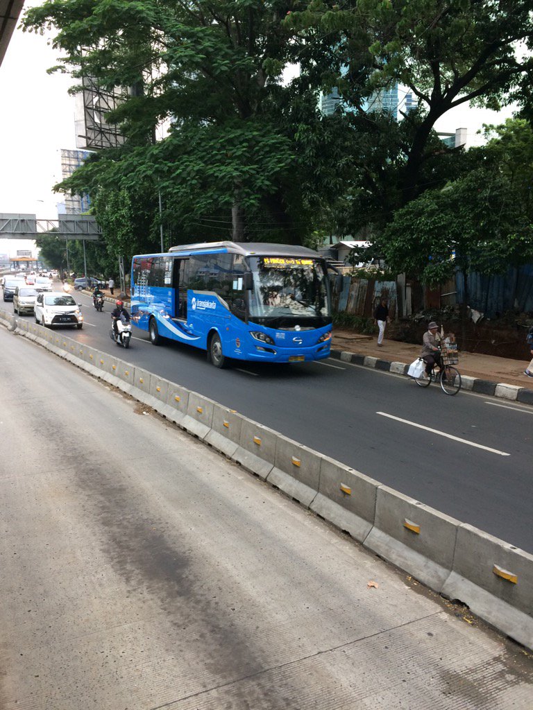 donaspeed's tweet image. 2 APTB tdk dijalur sementara dihalte mengantrian sdh 15 mnt @PT_TransJakarta
