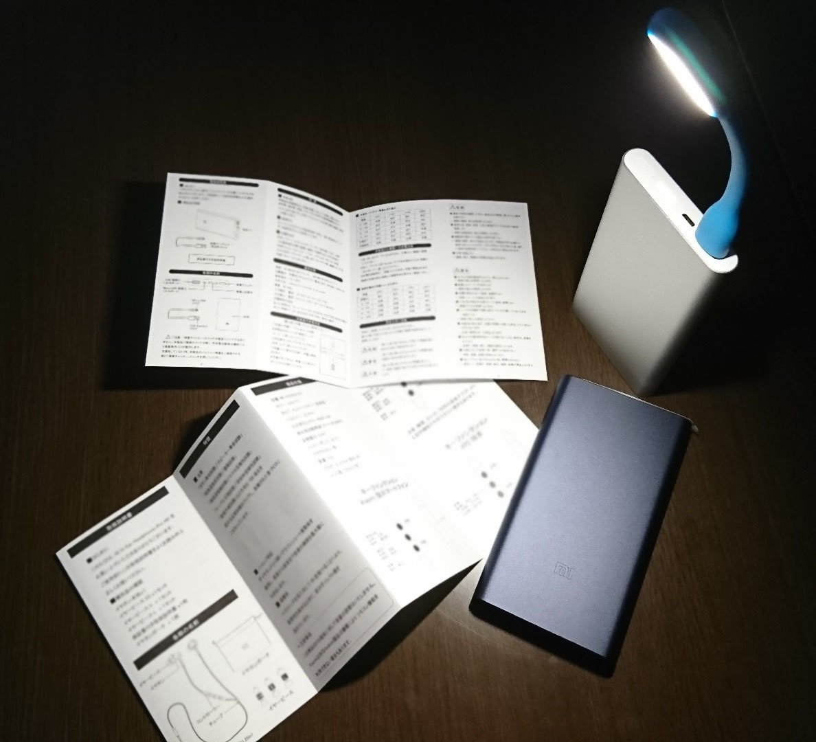 TJCCORP's tweet photo. 例えば暗い場所でも、シャオミのモバイルバッテリーとUSB LEDがあれば…!
#明るい #xiaomi #小米 #シャオミ #USBLED #モバイルバッテリー https://t.co/wr5i1yGQWq