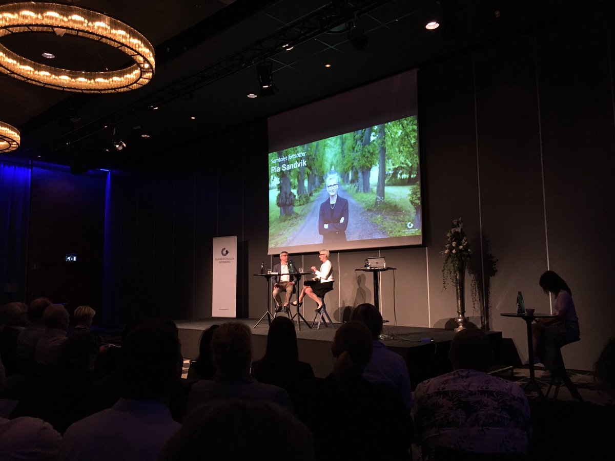 Cool entré. <a href="/PiaSandvik/">Pia Sandvik</a> finner sig snabbt när tappar skon på väg upp på scen. "Bättre än att tappa kjolen i alla fall" #brgkonj