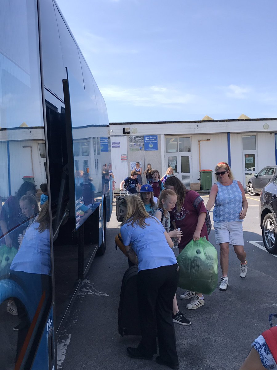 Pennardprimary's tweet photo. Blwyddyn chwech on their way to Llangrannog @llangrannog1932 #penFun https://t.co/pZHiBpaGtT