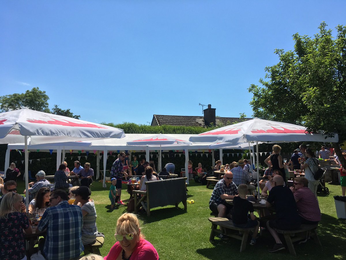 What a fab Father's Day <a href="/AllantonInn/">Katrina</a> yesterday. A burning hot day! Fab food, fab drink! <a href="/kelsogin/">Kelso Gin Company</a> @OinkEdinburgh 😎