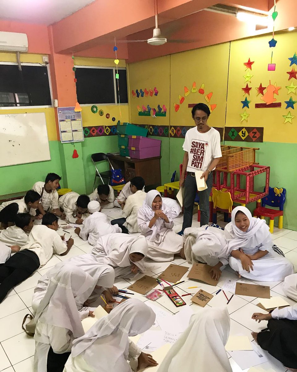 Teman teman dari PEPA sedang mengajarkan anak anak Panti asuhan Binding Buku . #NgajarItuKeren #BersimPATI #InstaCharity