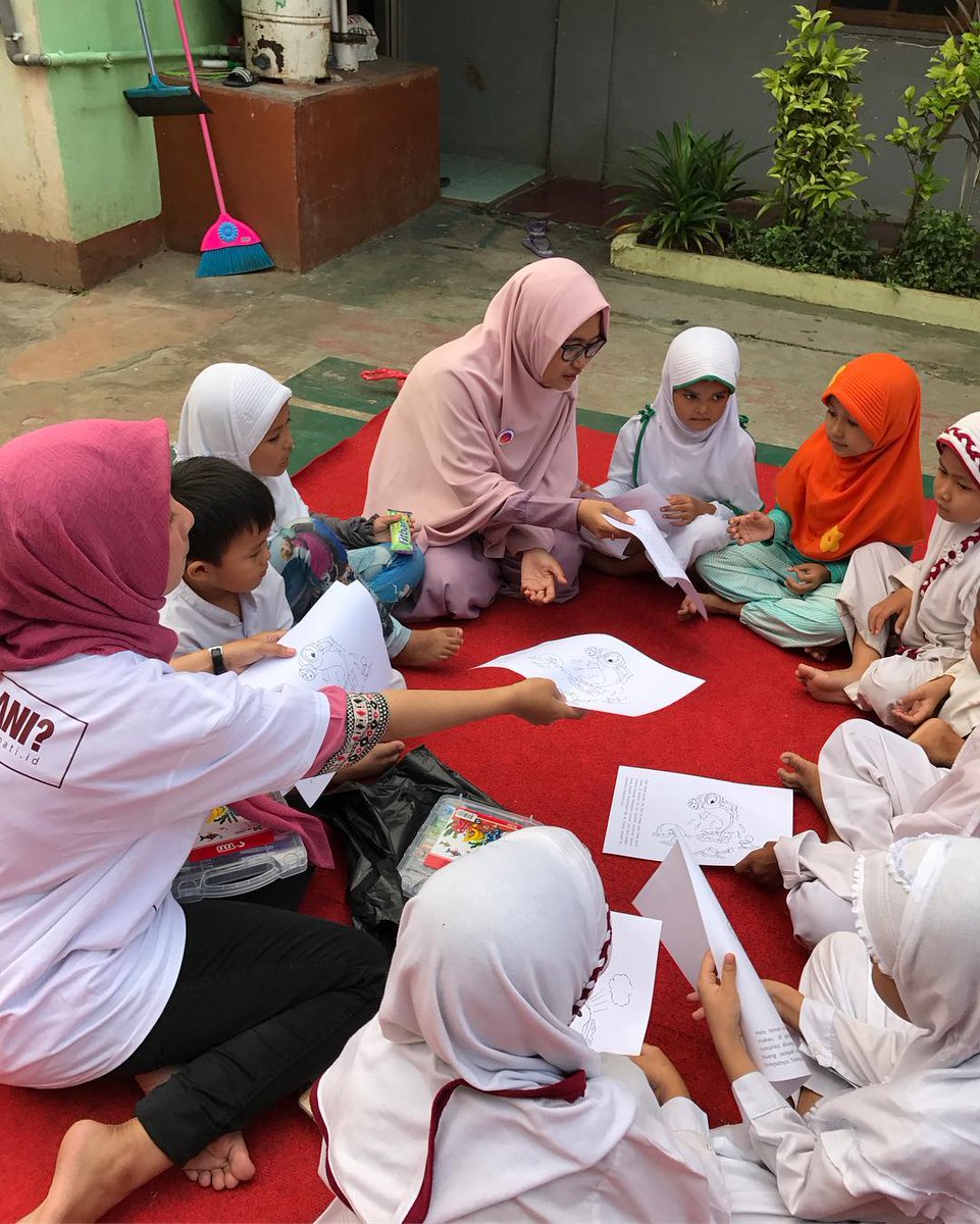 Para relawan sedang belajar mewarnai bersama adik adik Panti Asuhan YAKIN.  

#NgajarItuKeren #BersimPATI #InstaCharity #SatuGEN