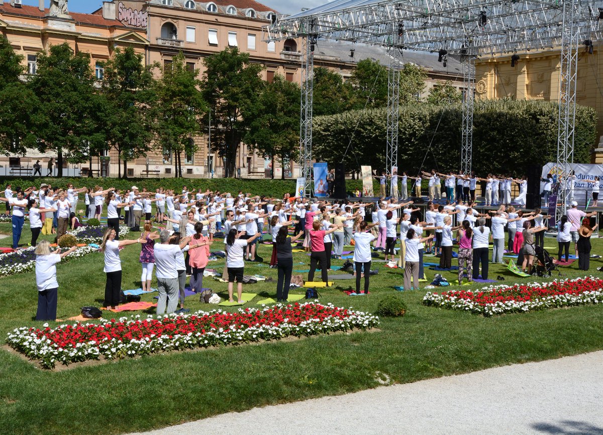 India_Croatia's tweet photo. Enthusiastic participation by people of Zagreb at prominent Tomislav Square for #IDY2017! https://t.co/jLh0RklJPY