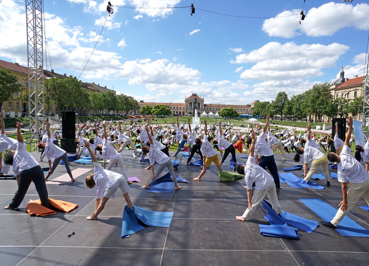 India_Croatia's tweet photo. Enthusiastic participation by people of Zagreb at prominent Tomislav Square for #IDY2017! https://t.co/jLh0RklJPY