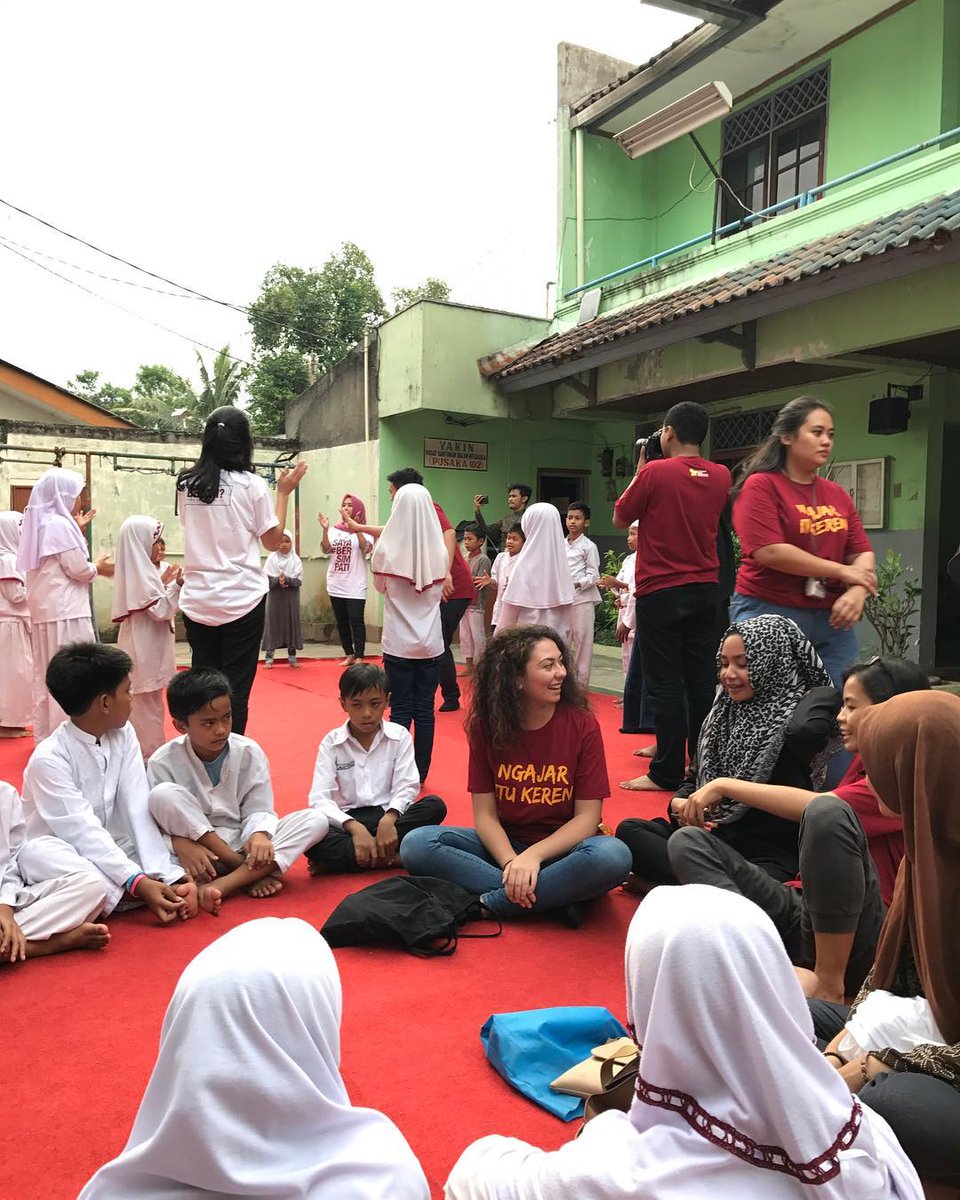 Para Relawan sedang mengajarkan bahasa Asing ke teman teman panti Asuhan YAKIN
#NgajarItuKeren #BersimPATI #InstaCharity #SatuGEN