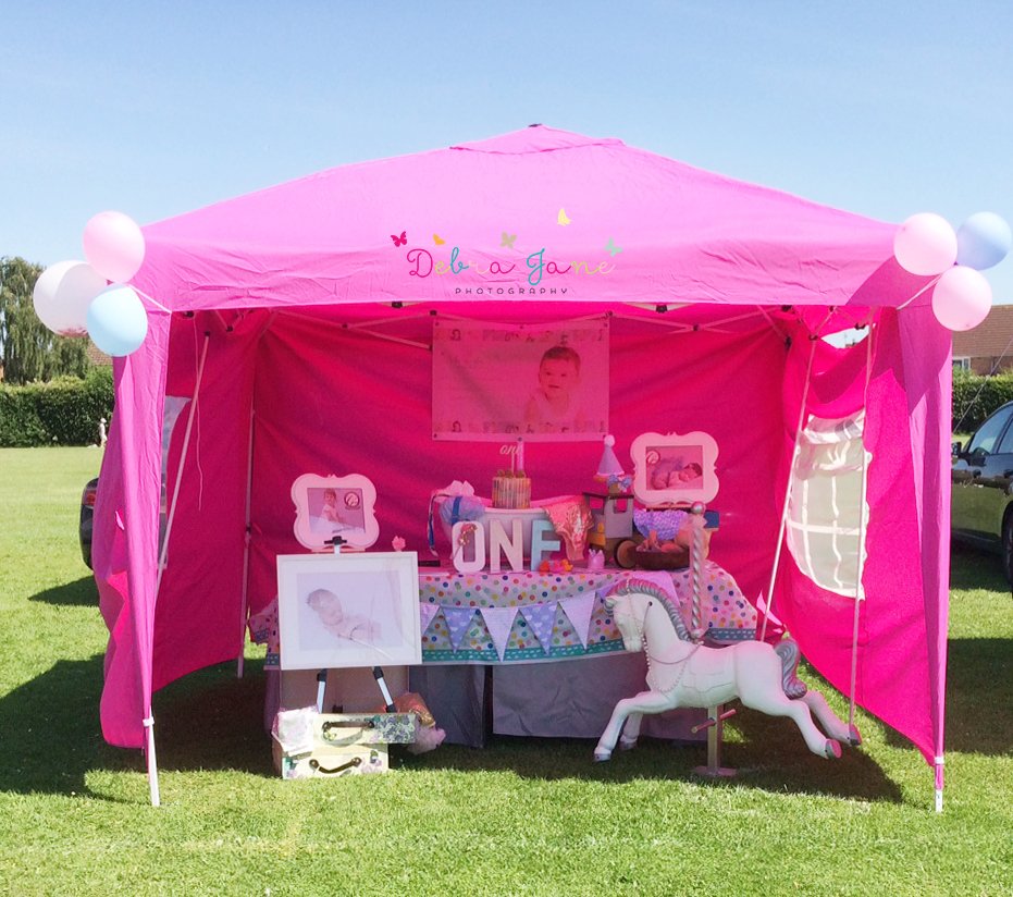 DebraJanePhotos's tweet photo. The Hucclecote Show 2017

Assistant help @Gemmajmillinery 

#Baby #birthday #photoshoot #Gloucester #Bristol #London #Oxford #Cheltenham https://t.co/aOeFZa19rd